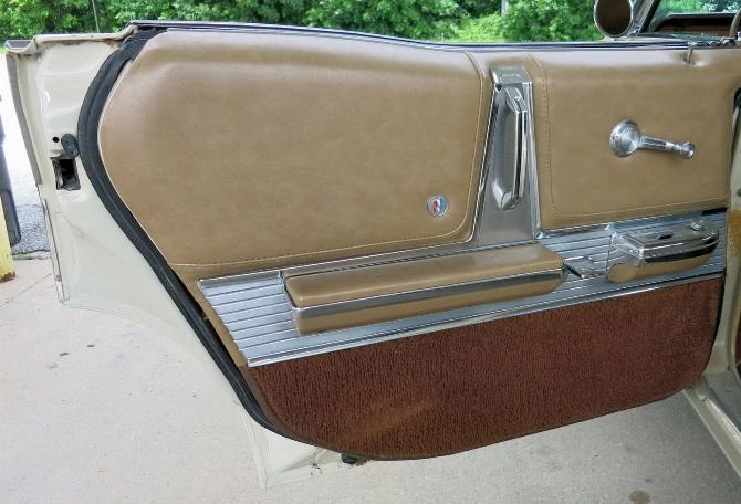 Отделка водительской двери Buick Electra 225 Custom 1965 года с виниловой отделкой цвета Saddle Tan