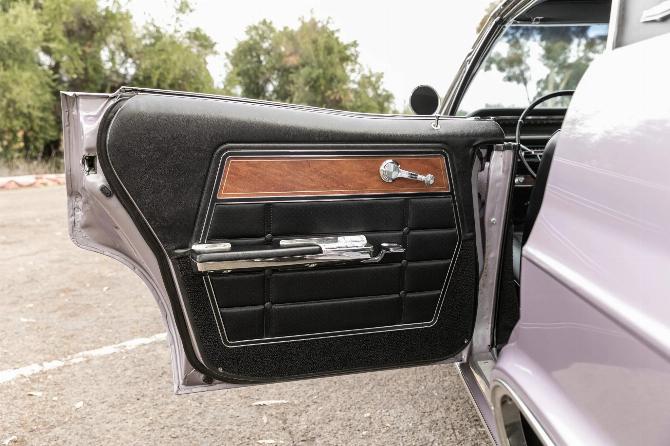 Отделка водительской двери четырехдверного хардтопа Chevrolet Caprice 1965 года с черной отделкой салона