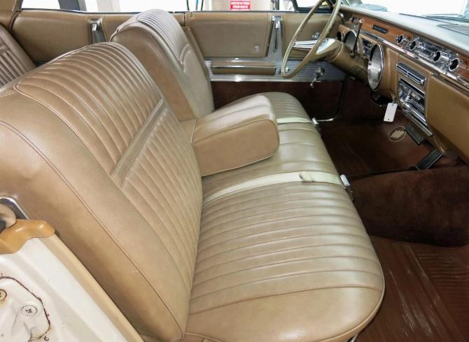 Переднее сиденье Buick Electra 225 Custom 1965 года с отделкой из винила цвета Saddle Tan, вид со стороны передней пассажирской двери.