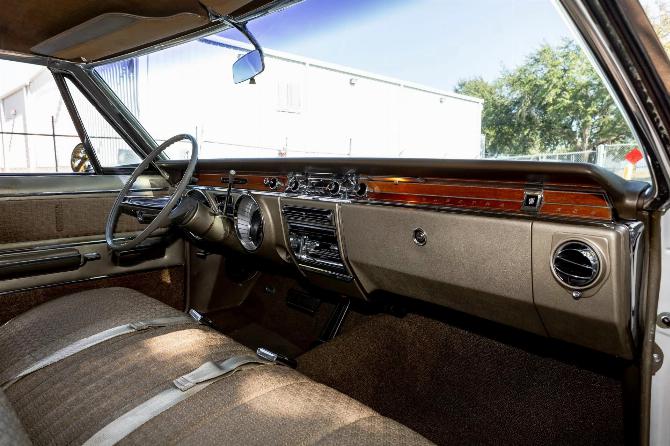 Правая сторона приборной панели четырехдверного хардтопа Buick Electra 225 1965 года с тканевой отделкой Fawn, вид через правую переднюю дверь