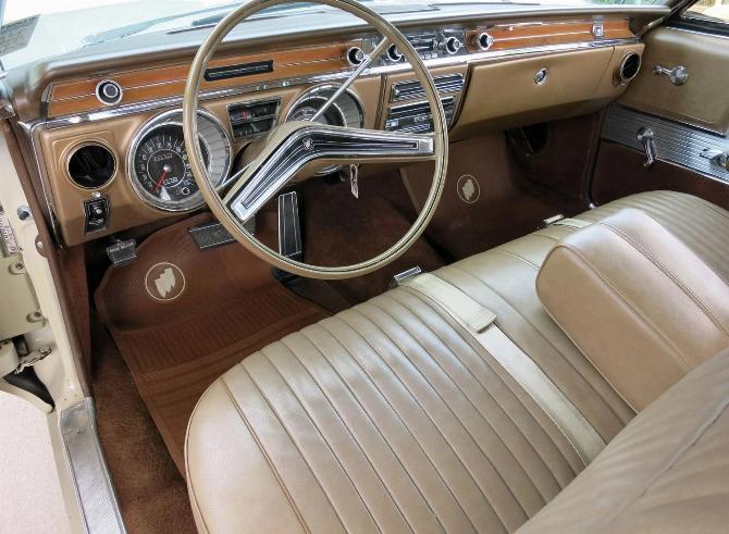 Приборная панель Buick Electra 225 1965 года с отделкой из винила цвета седла
