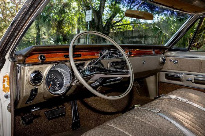 Приборная панель четырехдверного хардтопа Buick Electra 225 1965 года с отделкой из ткани Fawn