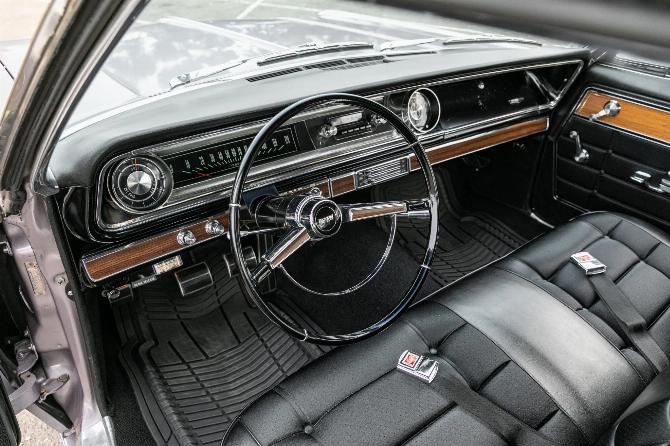 Приборная панель Chevrolet Caprice 1965 года с отделкой из черной ткани