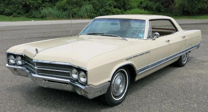 Вид спереди, 3 кв. фута, на четырехдверный хардтоп Buick Electra 225 Custom 1965 года выпуска Shell Beige