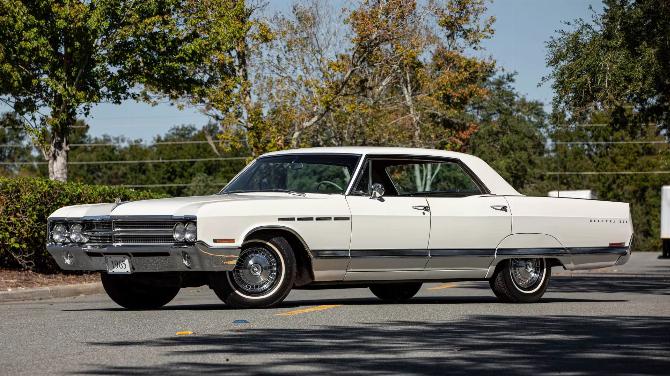 Вид спереди, 3q, на четырехдверный хардтоп Buick Electra 225 арктического белого цвета 1965 года выпуска