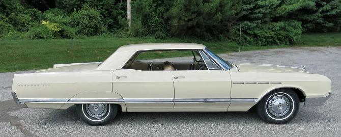 Вид справа на четырехдверный хардтоп Buick Electra 225 Custom 1965 года выпуска цвета Shell Beige