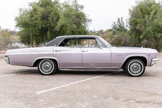 Вид справа на Chevrolet Caprice Evening Orchid 1965 года с четырьмя дверями и жесткой крышей с черным виниловым верхом