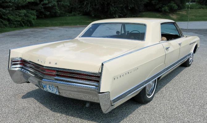 Вид сзади, 3 кв. сантиметра, на четырехдверный хардтоп Buick Electra 225 Custom 1965 года выпуска цвета Shell Beige с номерным знаком Северной Каролины