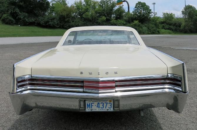 Вид сзади на четырехдверный хардтоп Buick Electra 225 Custom 1965 года выпуска цвета Shell Beige с номерным знаком Северной Каролины