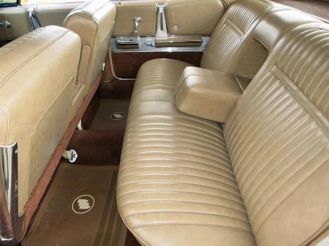 Заднее сиденье Buick Electra 225 Custom 1965 года с отделкой из винила цвета седла, вид со стороны левой задней двери.