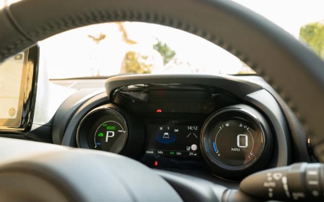 Приборная панель автомобиля с цифровыми циферблатами
